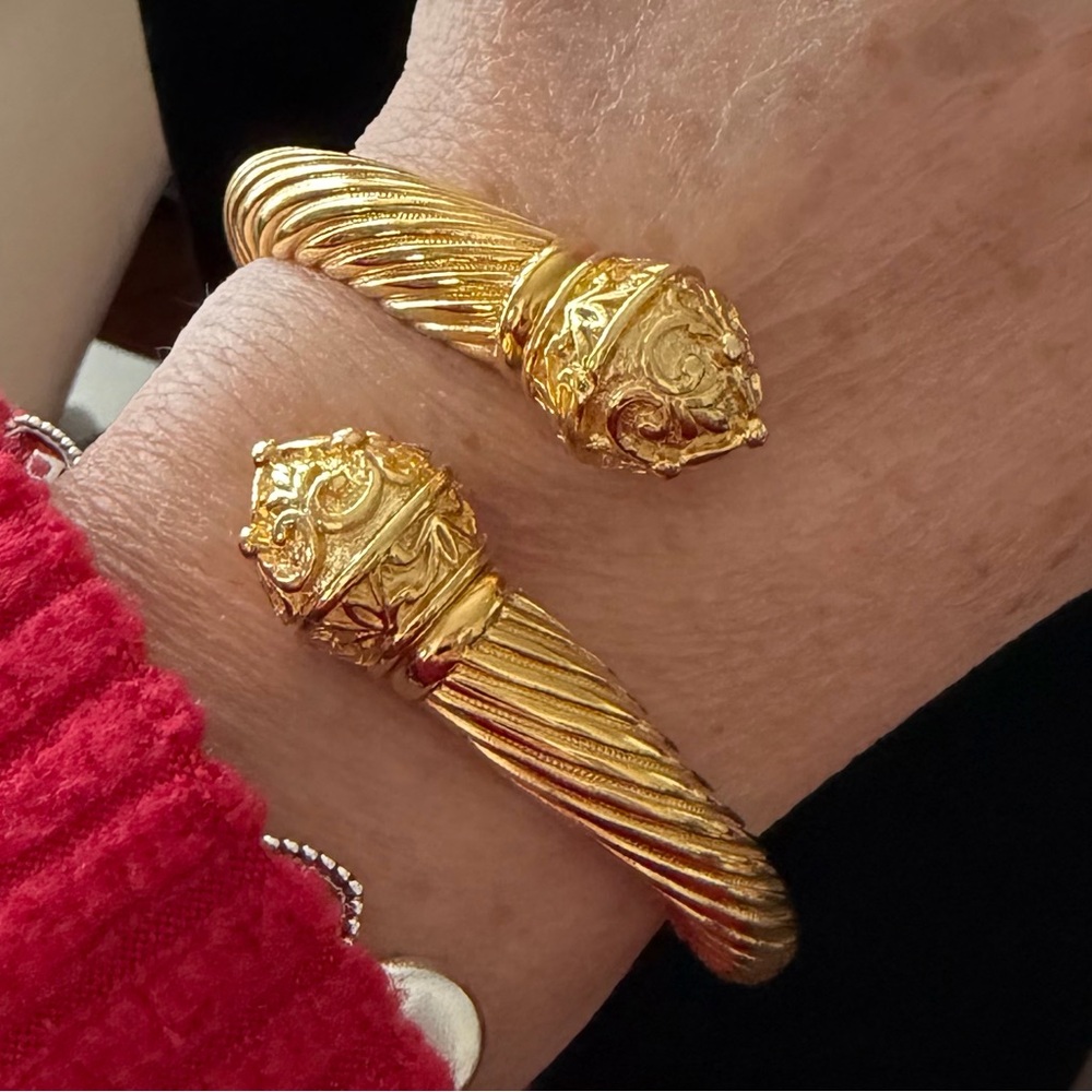 Vintage Joan Rivers 1990’s Hinged Bypass Gold Bracelet with Changeable Tips.